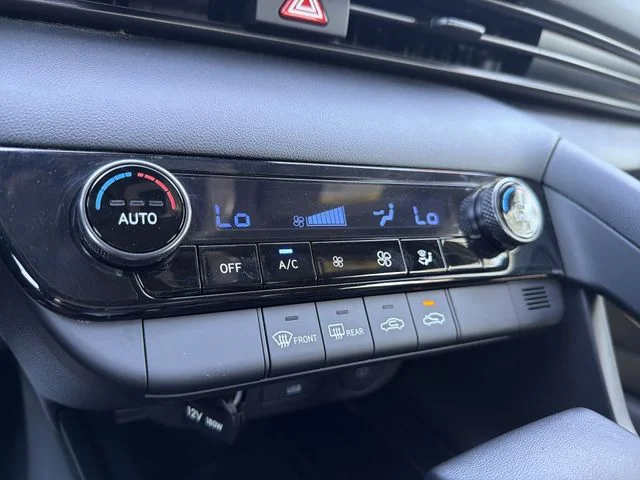 Used 2025 Silver Hyundai SEL Sport image 19