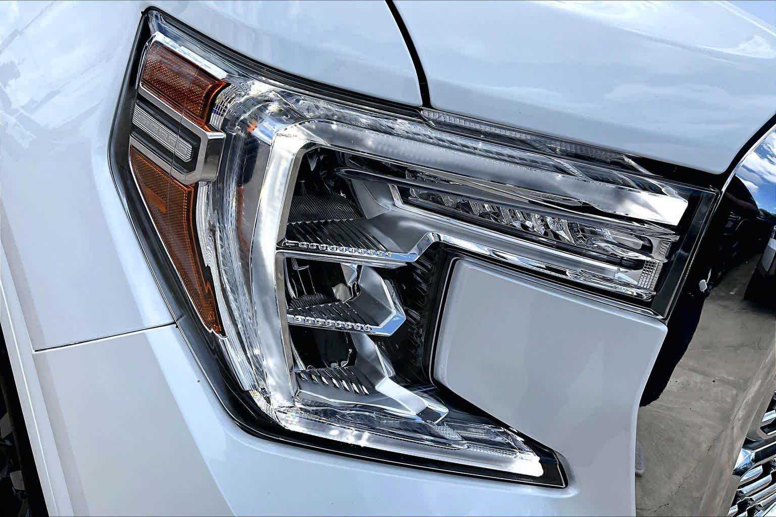 Used 2022 White Frost Tricoat GMC Denali image 28