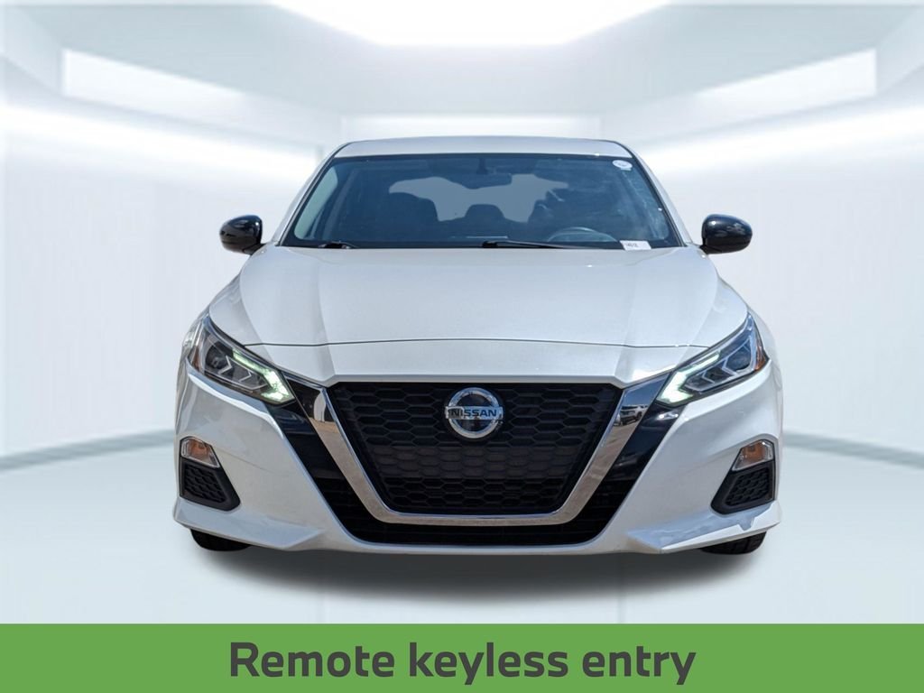 Used 2019 White Nissan 2.5 SR image 11