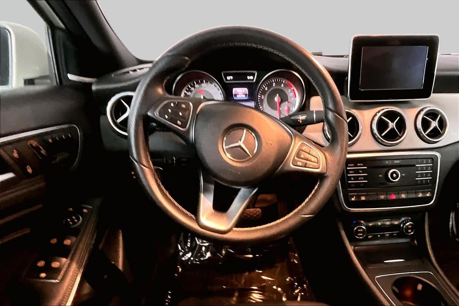 Used 2017 Cirrus White Mercedes-Benz GLA 250 image 6