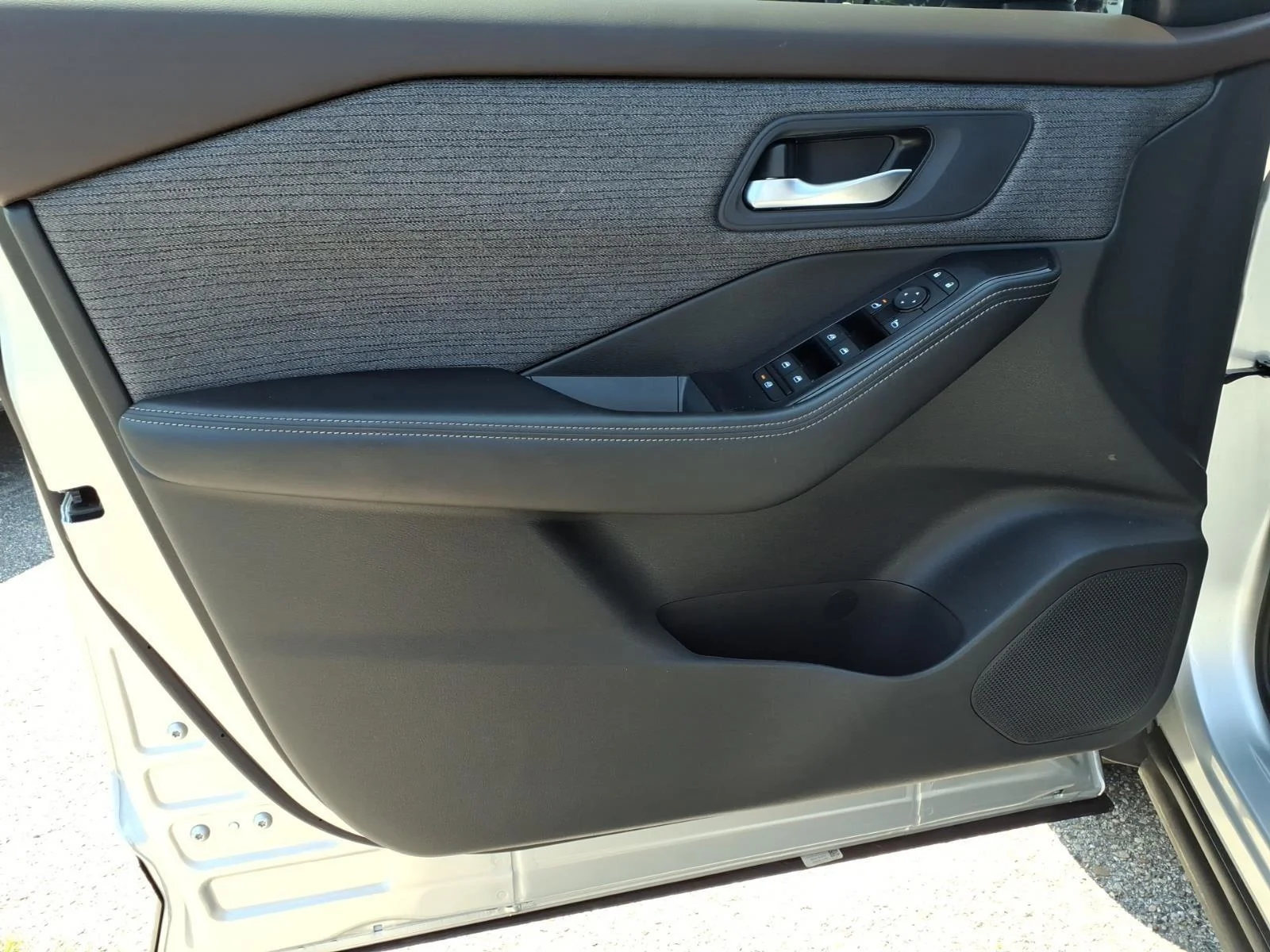 Used 2023  NISSAN SV image 23