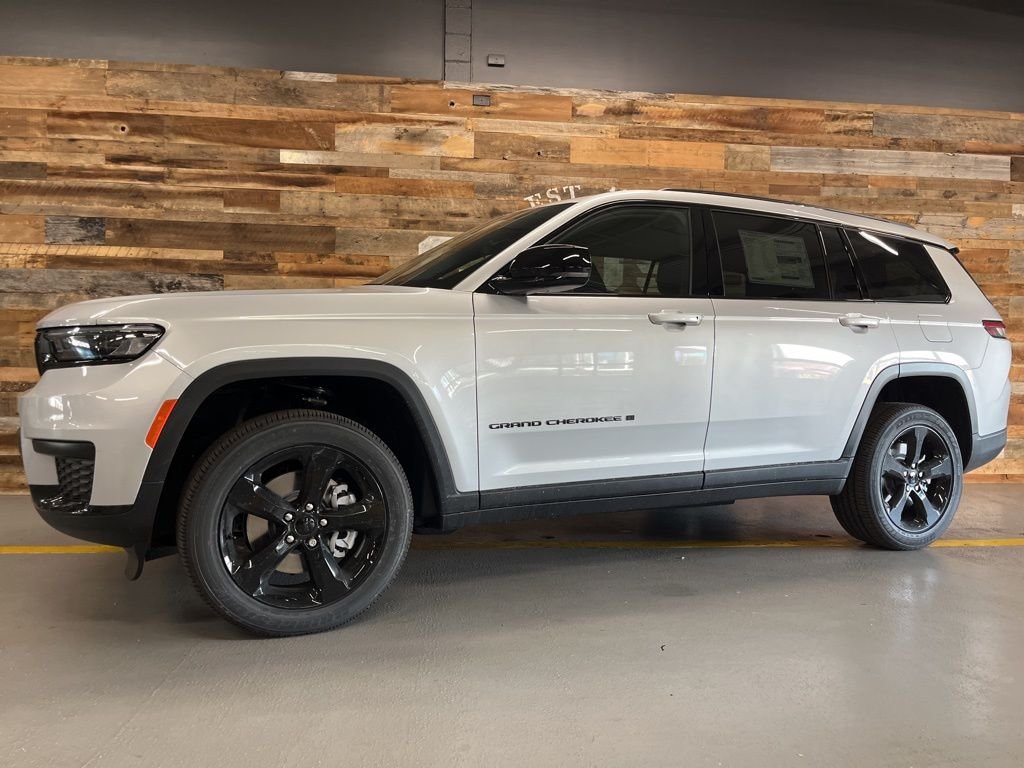 New 2025 Silver Zynith Exterior Paint Jeep Altitude X image 15
