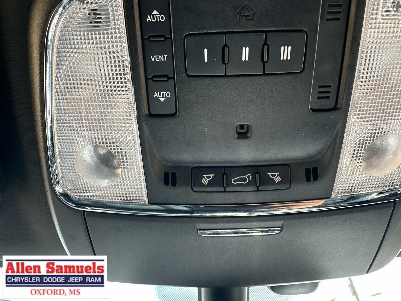 Used 2022 Bright White Clearcoat Jeep Limited image 32