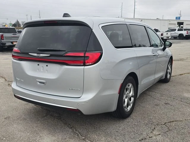 Used 2024 Silver Chrysler Limited image 5