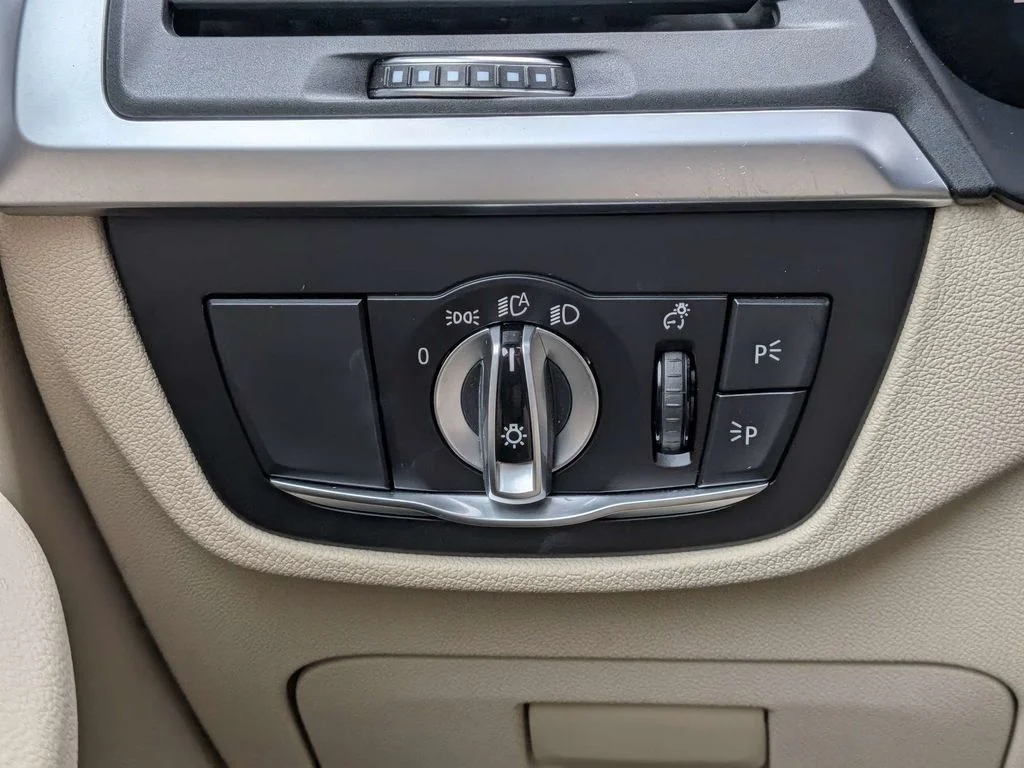 Used 2022 White BMW sDrive30i image 22