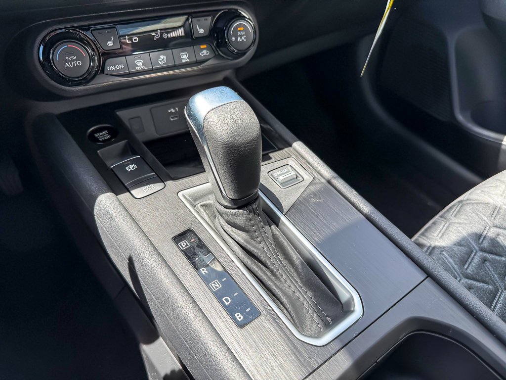 New 2026 Aspen White Tricoat/Super Black Nissan SV image 17