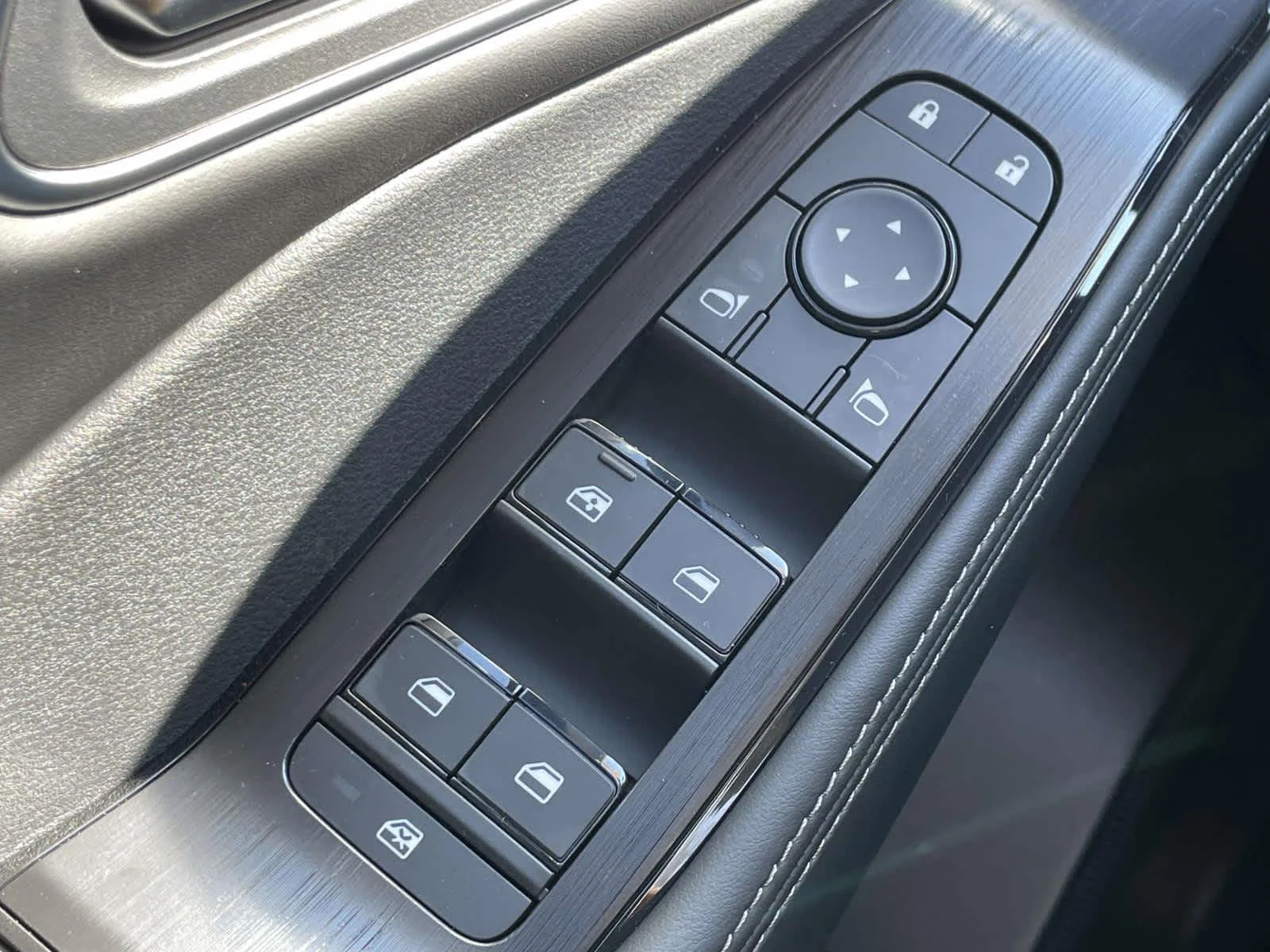 New 2026 Champagne Silver Metallic/Super Black Nissan Platinum image 33