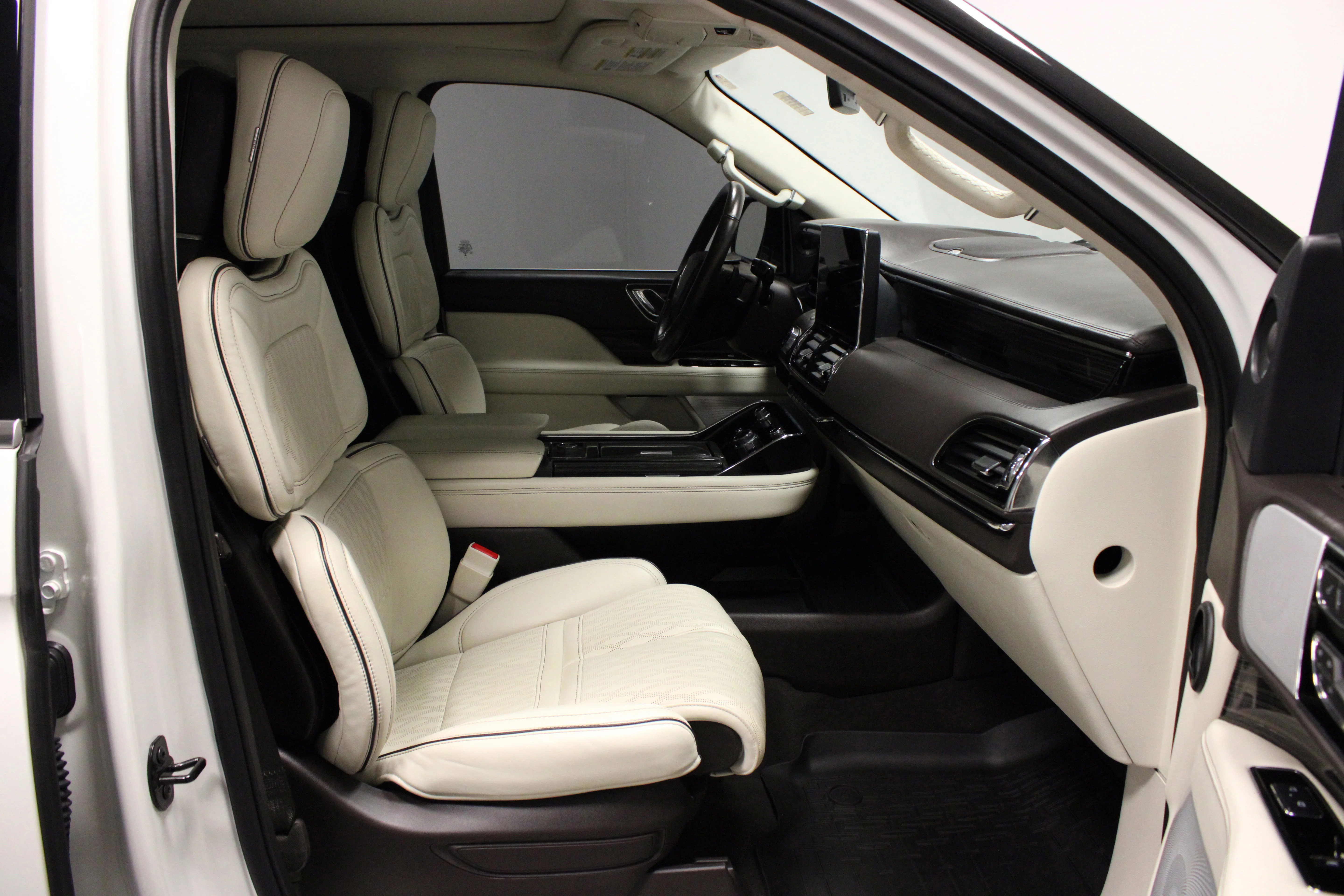 Used 2024 White Metallic Lincoln Black Label image 18