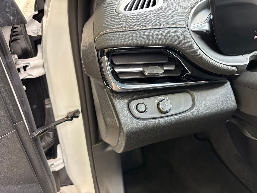 Used 2025 White Buick Avenir image 26