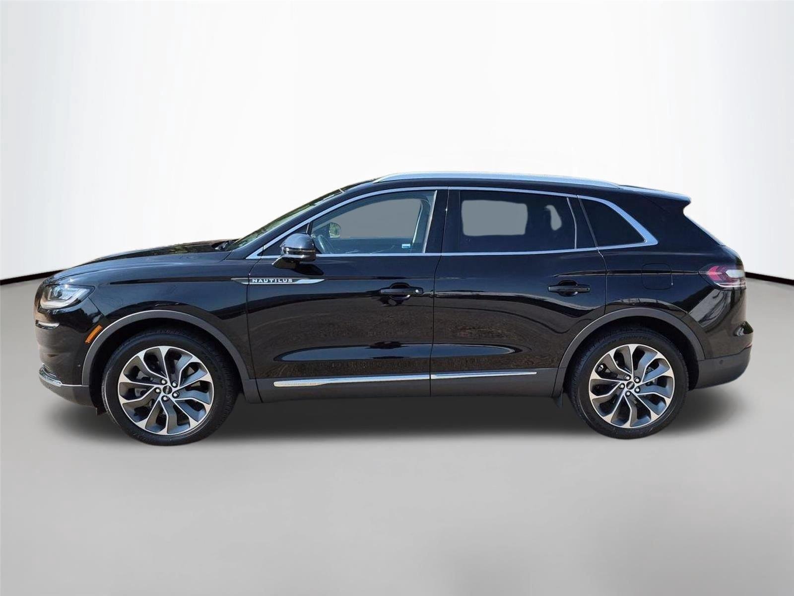 Used 2022 Infinite Black Metallic Clearcoat Lincoln Reserve image 2