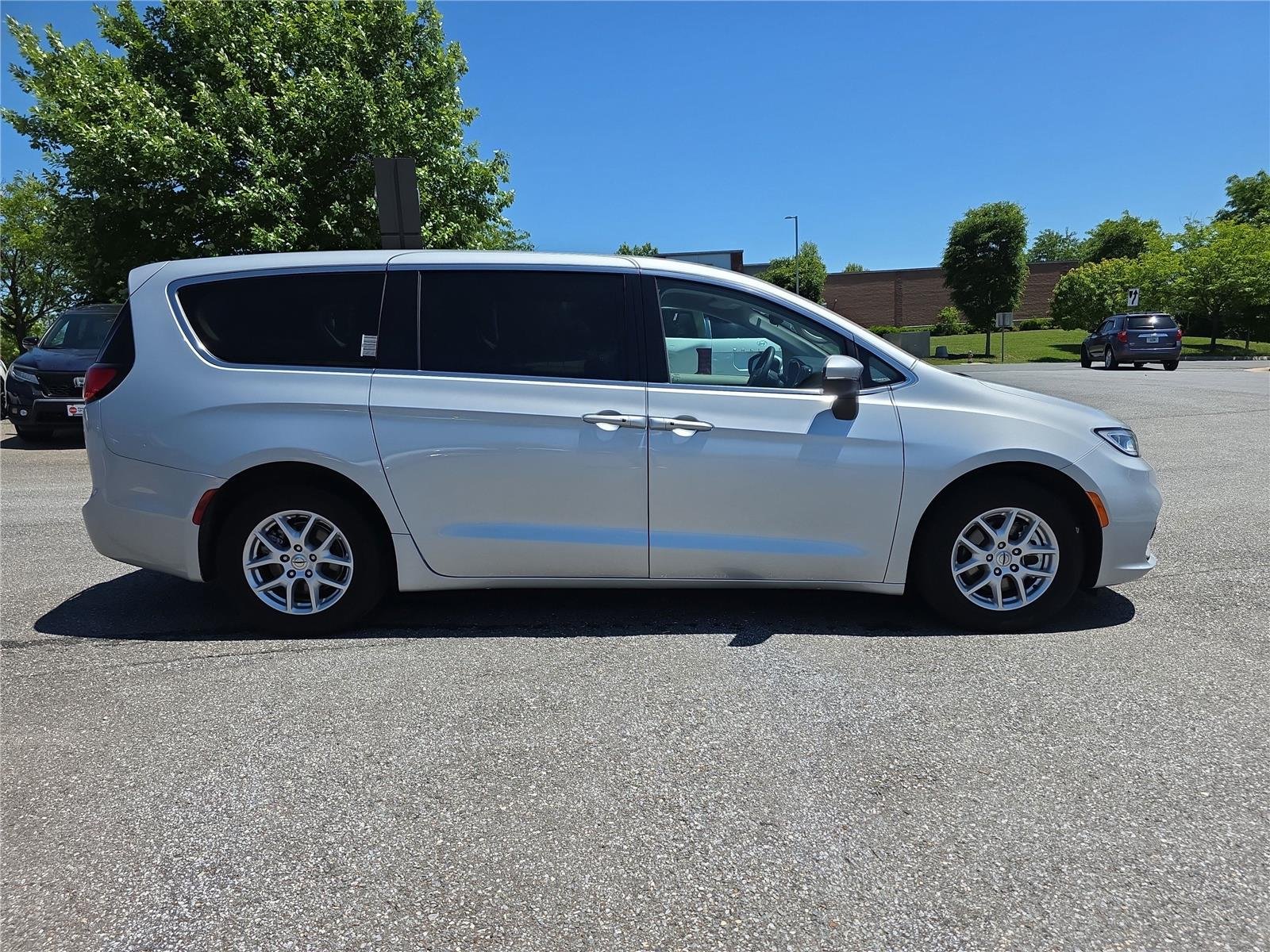 Used 2023 Silver Mist Clearcoat Chrysler Touring L image 3