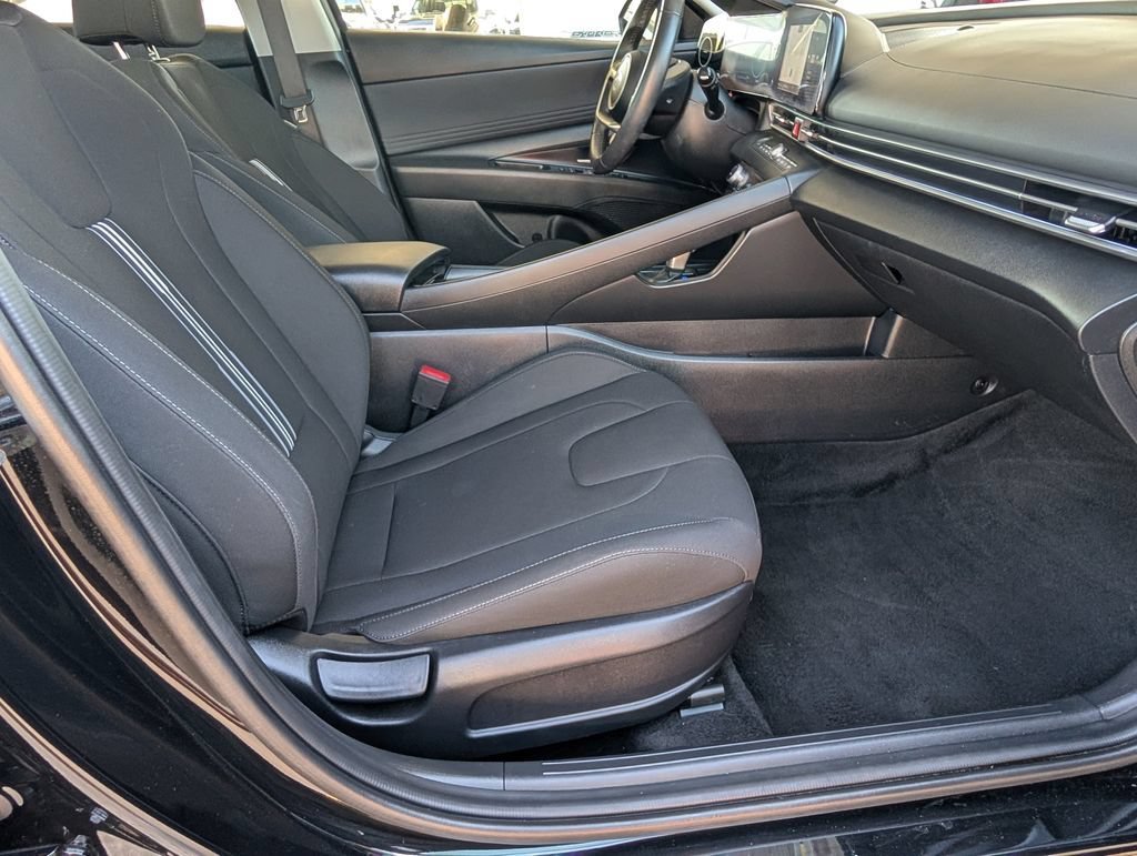 Used 2025 Black Hyundai SEL Convenience image 23