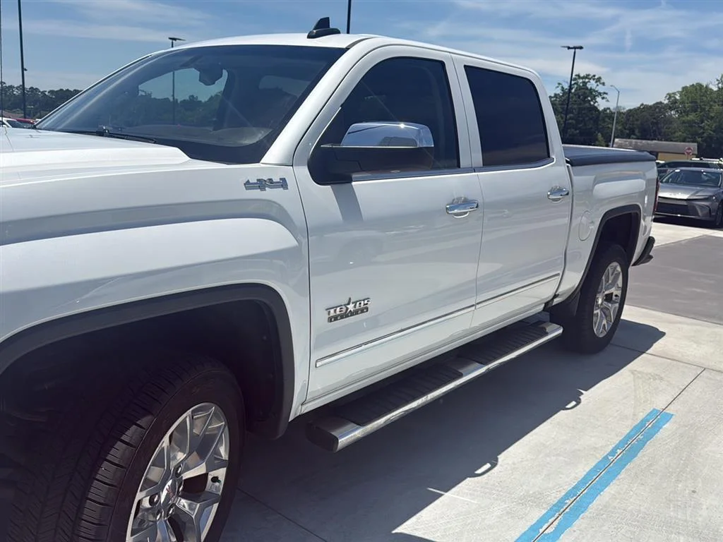 Used 2018 White Frost Tricoat GMC SLT image 2