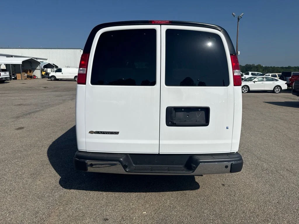 Used 2025 White Chevrolet LT image 4