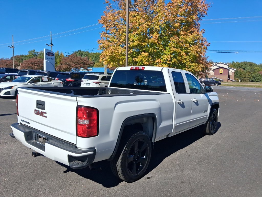 Used 2017  GMC Base image 3