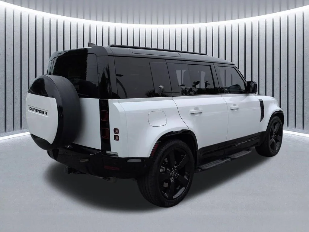 Used 2024  Land Rover X-Dynamic SE image 5