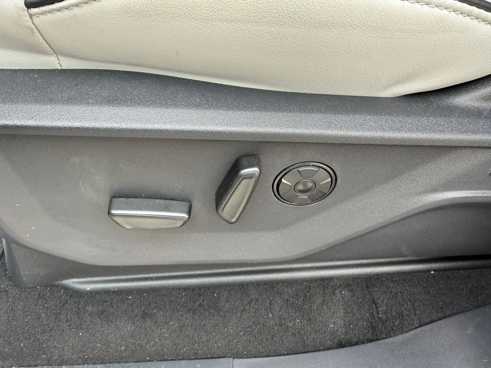 New 2026 Star White Metallic Tri-Coat Ford MAX Platinum® image 14