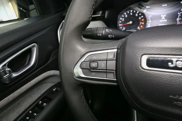 Used 2024 White Jeep Latitude image 28