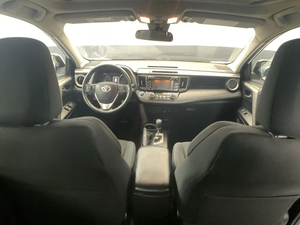 Used 2018 Super White Toyota XLE image 28
