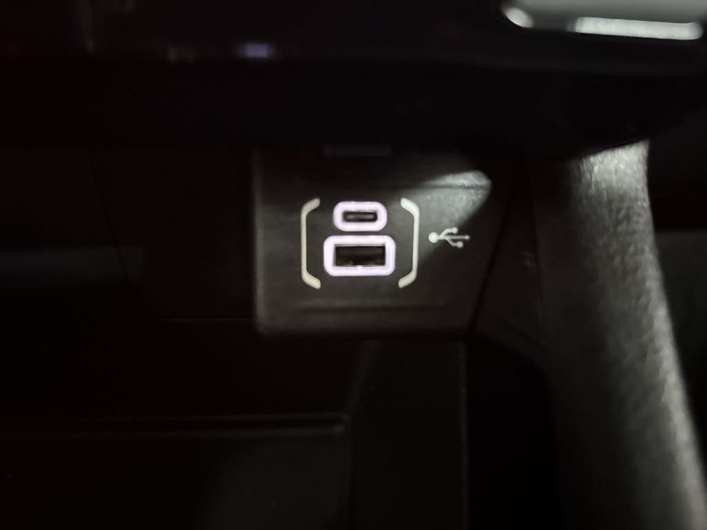 Used 2022 Diamond Black Jeep Limited image 29