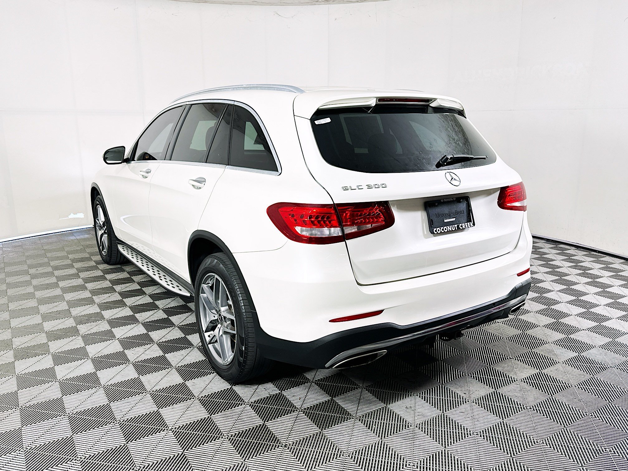 Used 2017 White Mercedes-Benz GLC 300 image 5