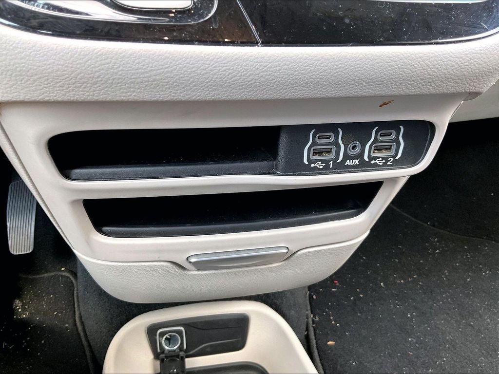 Used 2024 Silver Mist Clearcoat Chrysler Touring L image 26