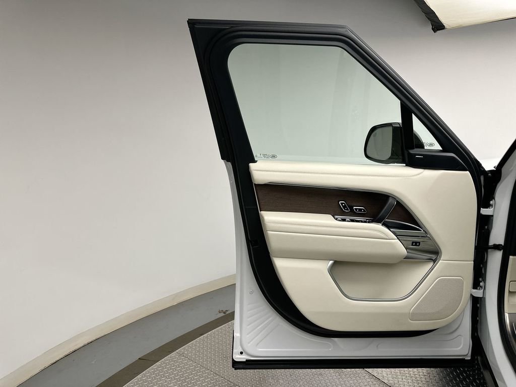Used 2025  Land Rover SE image 21