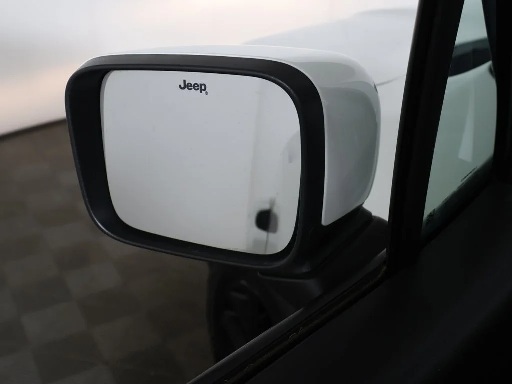 Used 2018 White Jeep Latitude image 29