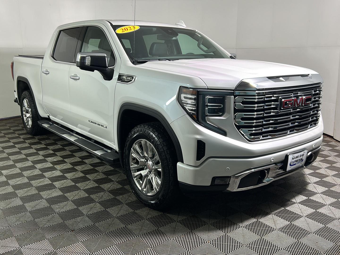 Used 2023 White Frost Tricoat GMC Denali image 4