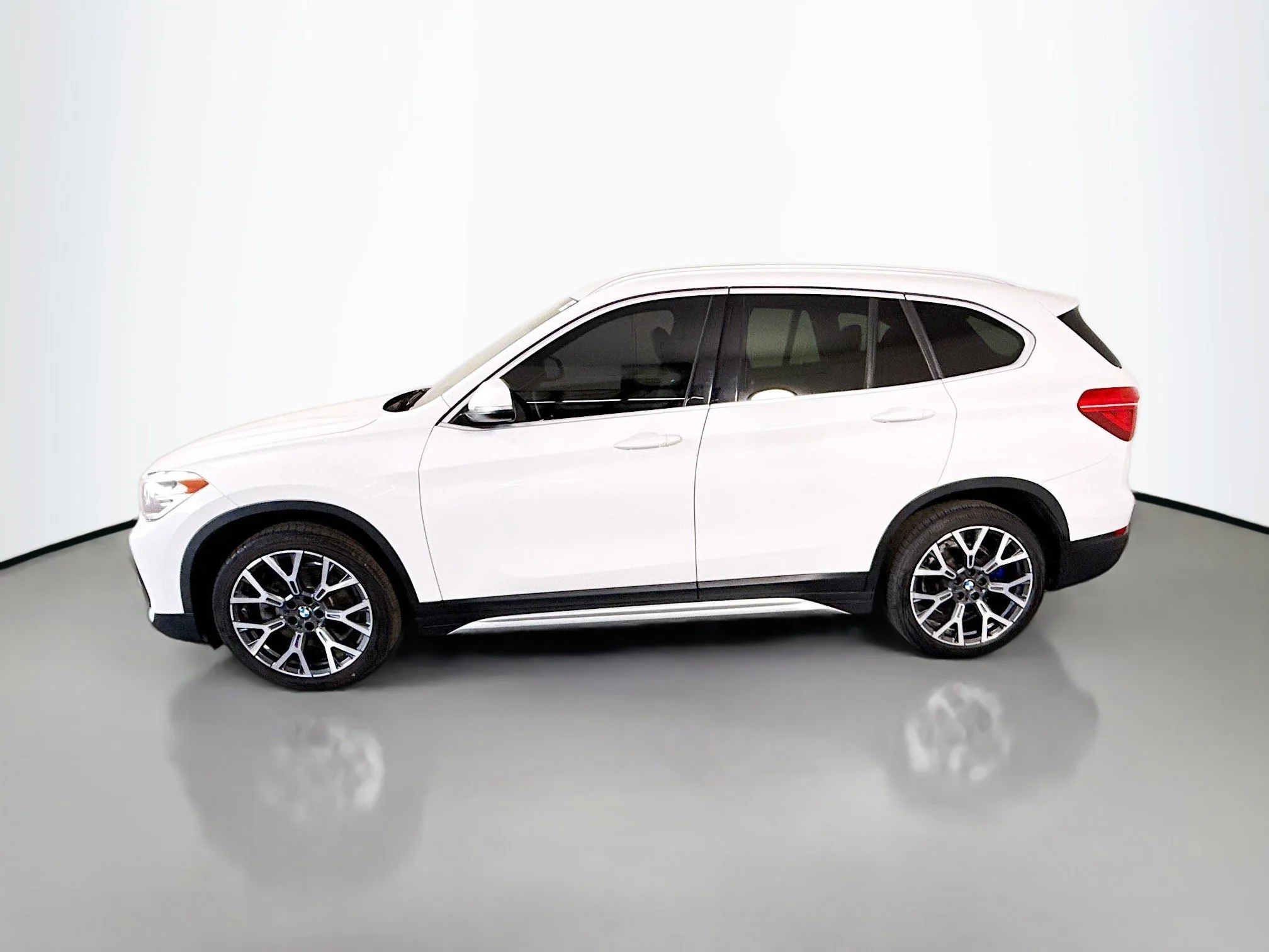 Used 2021 Alpine White BMW sDrive28i image 4