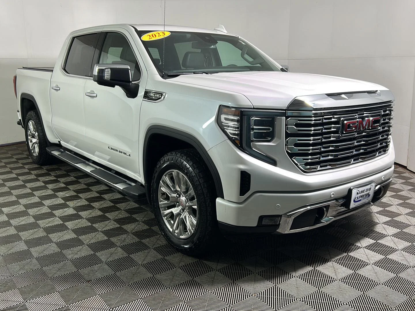 Used 2023 White Frost Tricoat GMC Denali image 4