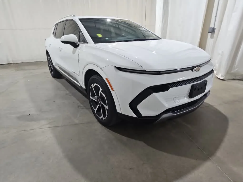 Used 2024 Summit White Chevrolet LT image 3