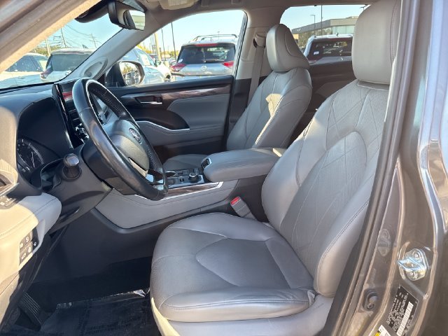 Used 2022 Gray Toyota Platinum image 13