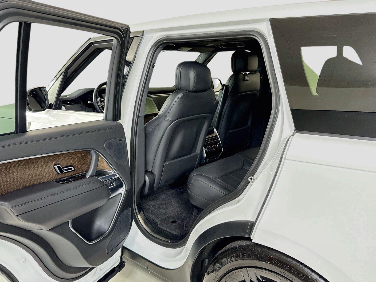 Used 2024 Fuji White Land Rover SE | Blackout Pkg | 360 Camera | Heated/Vented Seats image 25