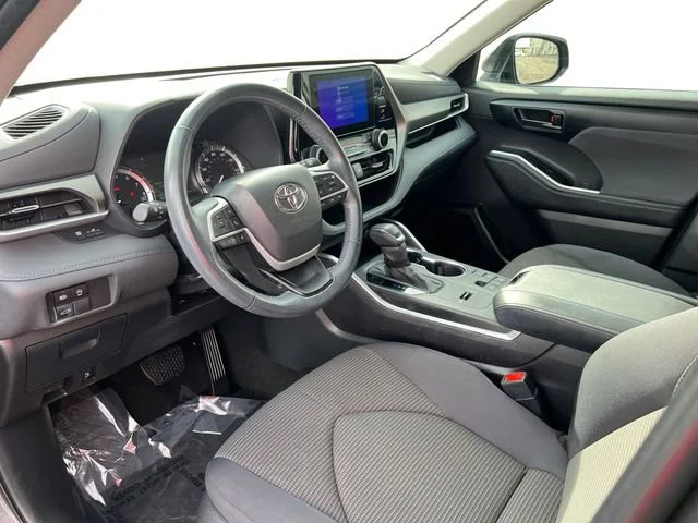 2025 Toyota Highlander LE - Photo 12