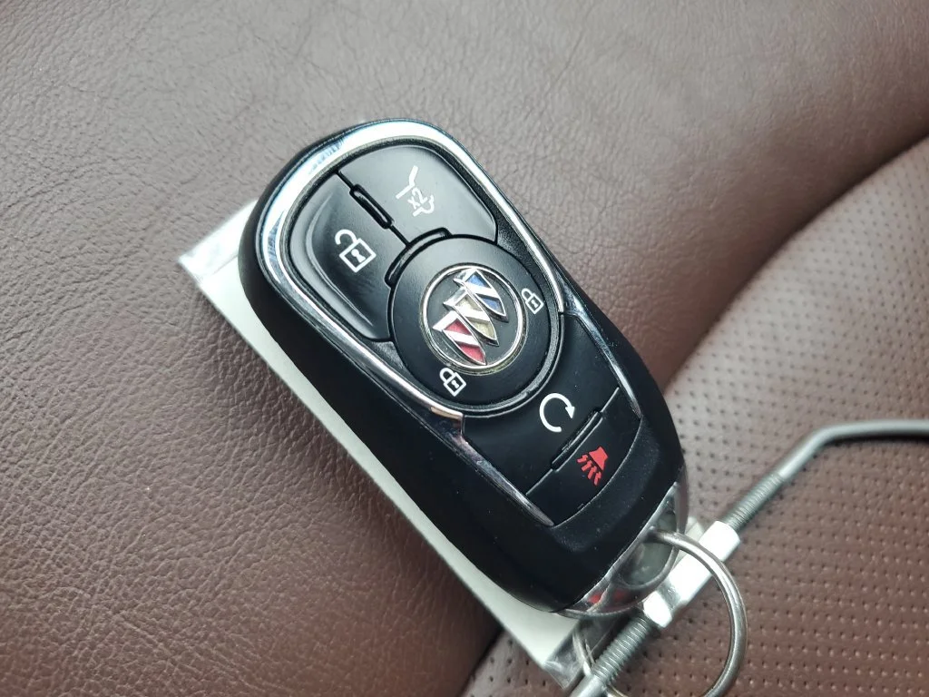 Used 2020 WHITE FROST TRICOAT Buick Avenir image 29