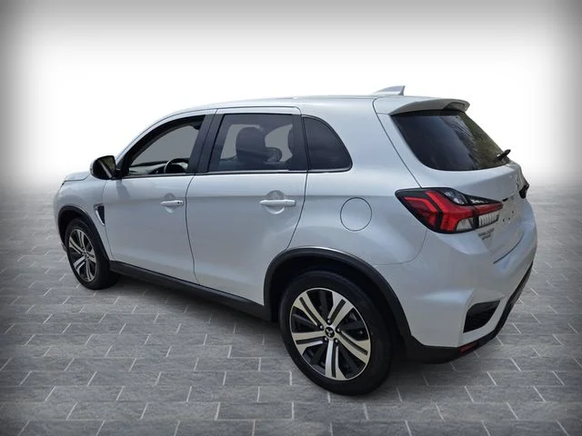 Used 2025 White Mitsubishi  image 6