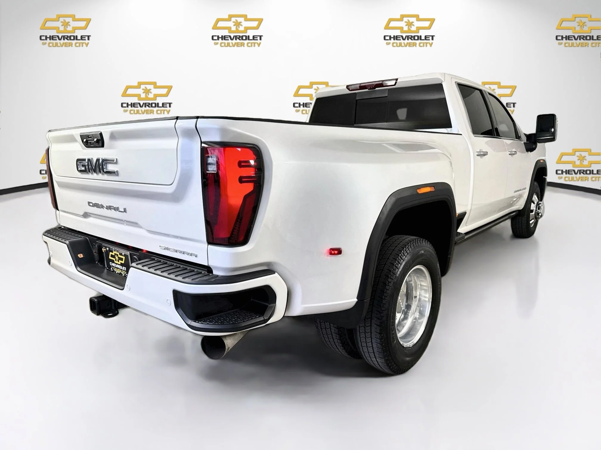 Used 2024 White Frost Tricoat GMC Denali Ultimate DRW image 8