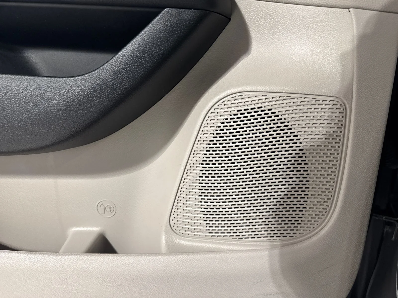 Used 2023 White Chrysler Limited image 19