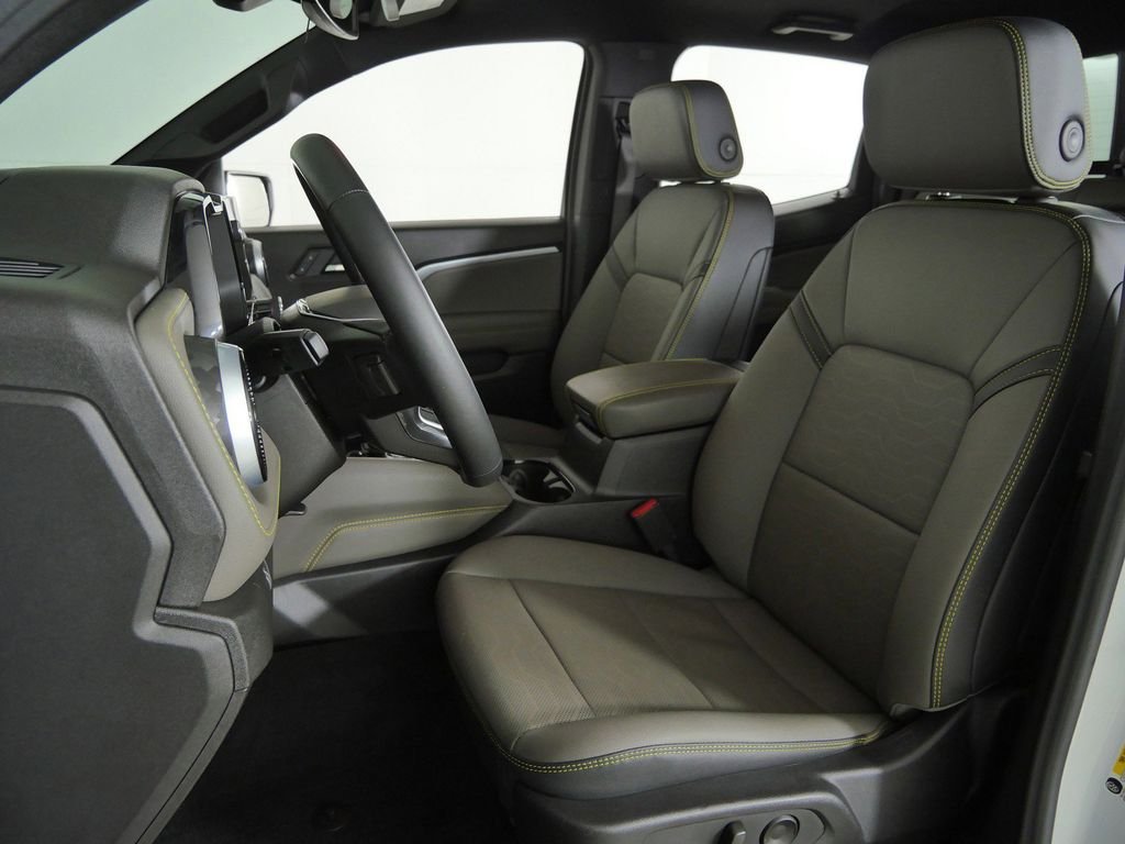 Used 2025 White Chevrolet ZR2 image 33