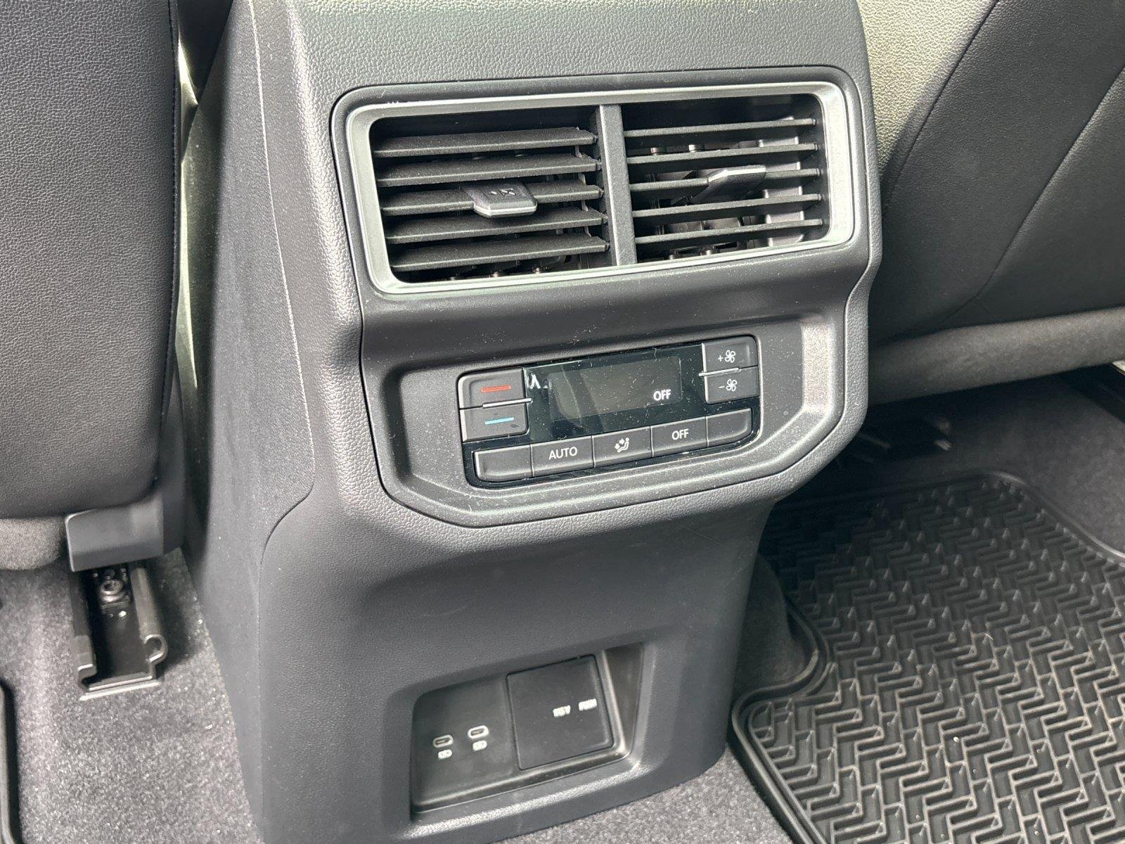 2025 Volkswagen Atlas SE w/Tech - Photo 33