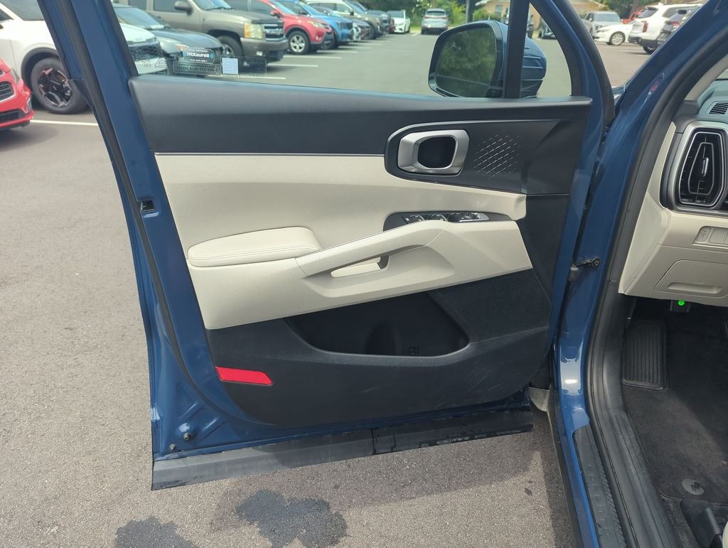 Used 2025 Black Kia S image 18
