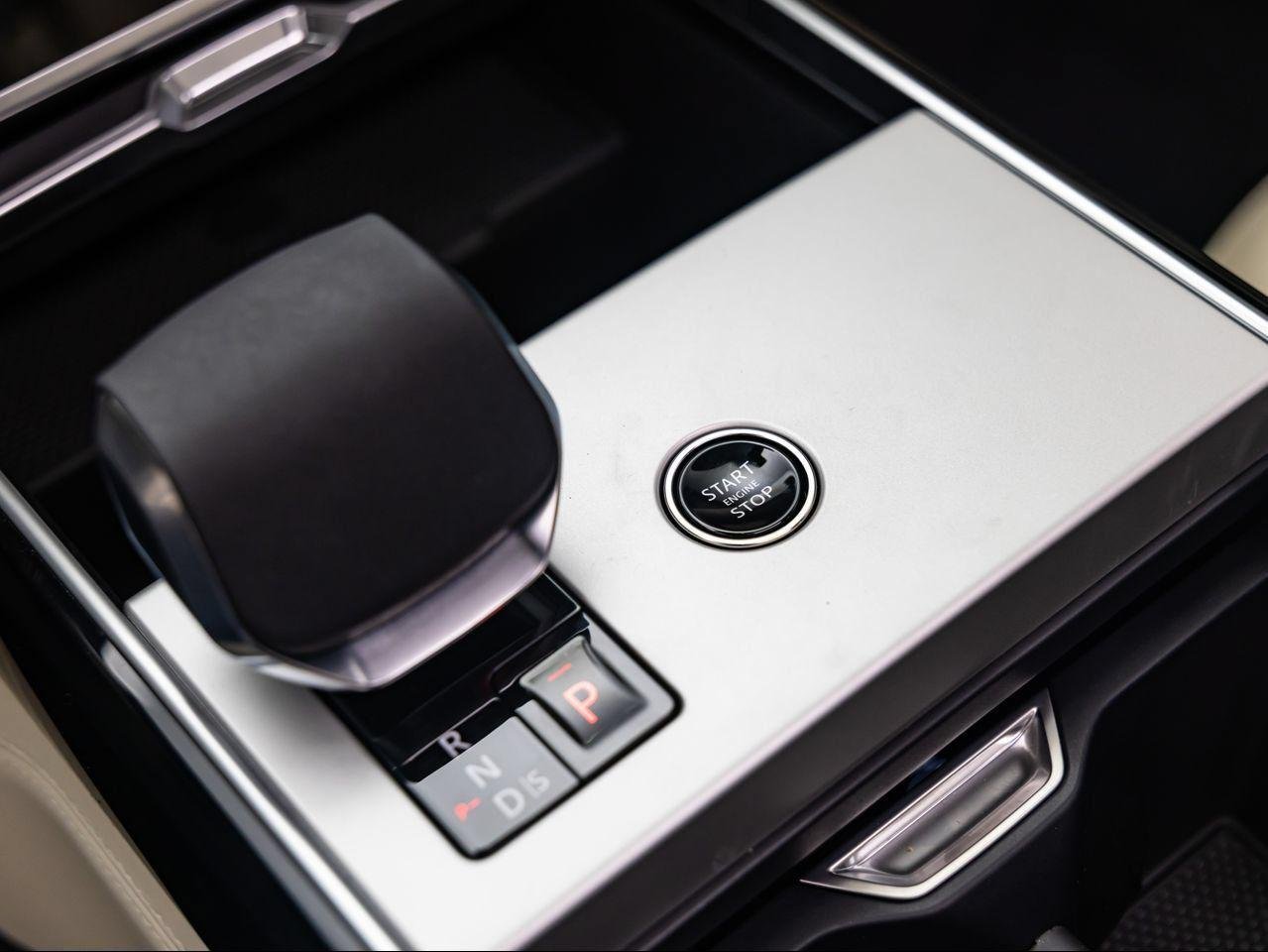 New 2026 Ethereal Frost Satin Land Rover P530 SE image 27