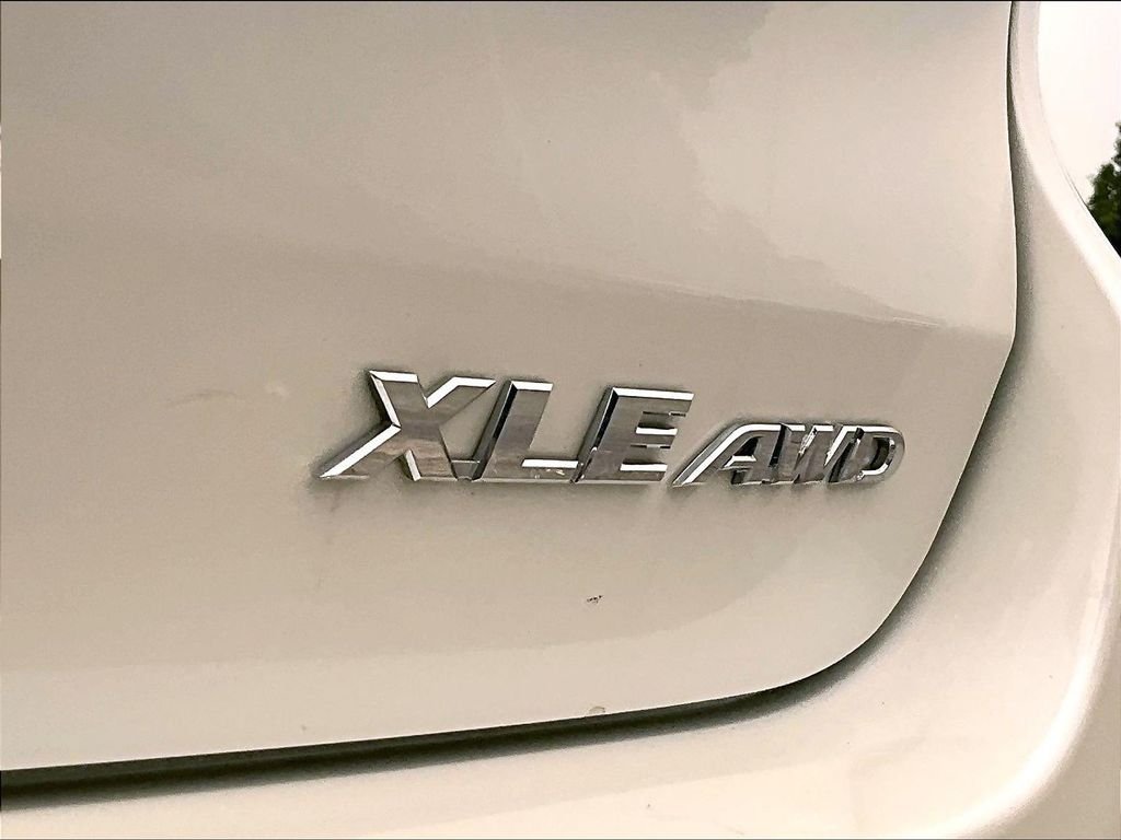 Used 2019 White Toyota XLE image 30