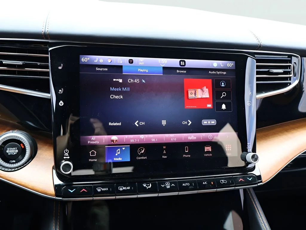 Used 2022 Diamond Black Crystal Pearlcoat Jeep Series III image 25