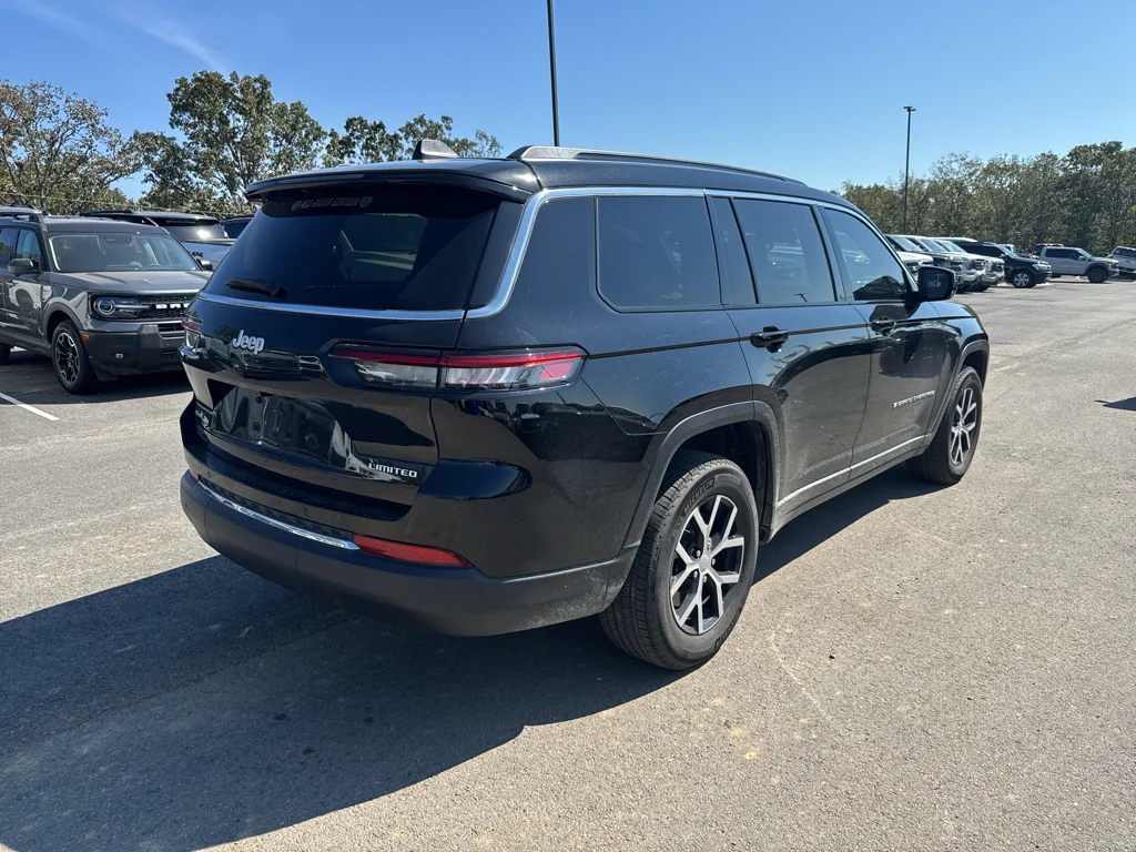 Used 2024 Diamond Black Crystal Pearlcoat Jeep Limited image 5