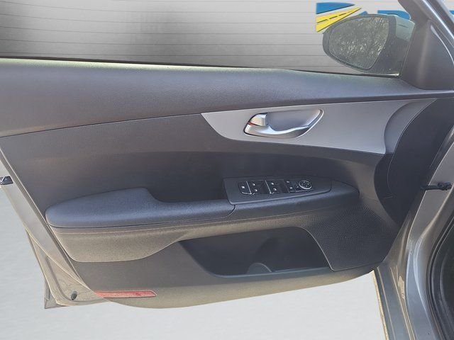 2023 Kia Forte LXS - Photo 11