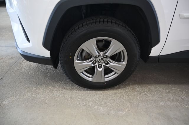 Used 2022 White Toyota XLE image 30