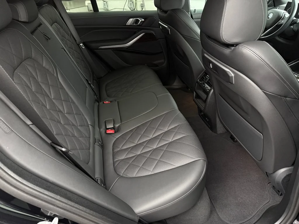 Used 2024  BMW sDrive40i image 18
