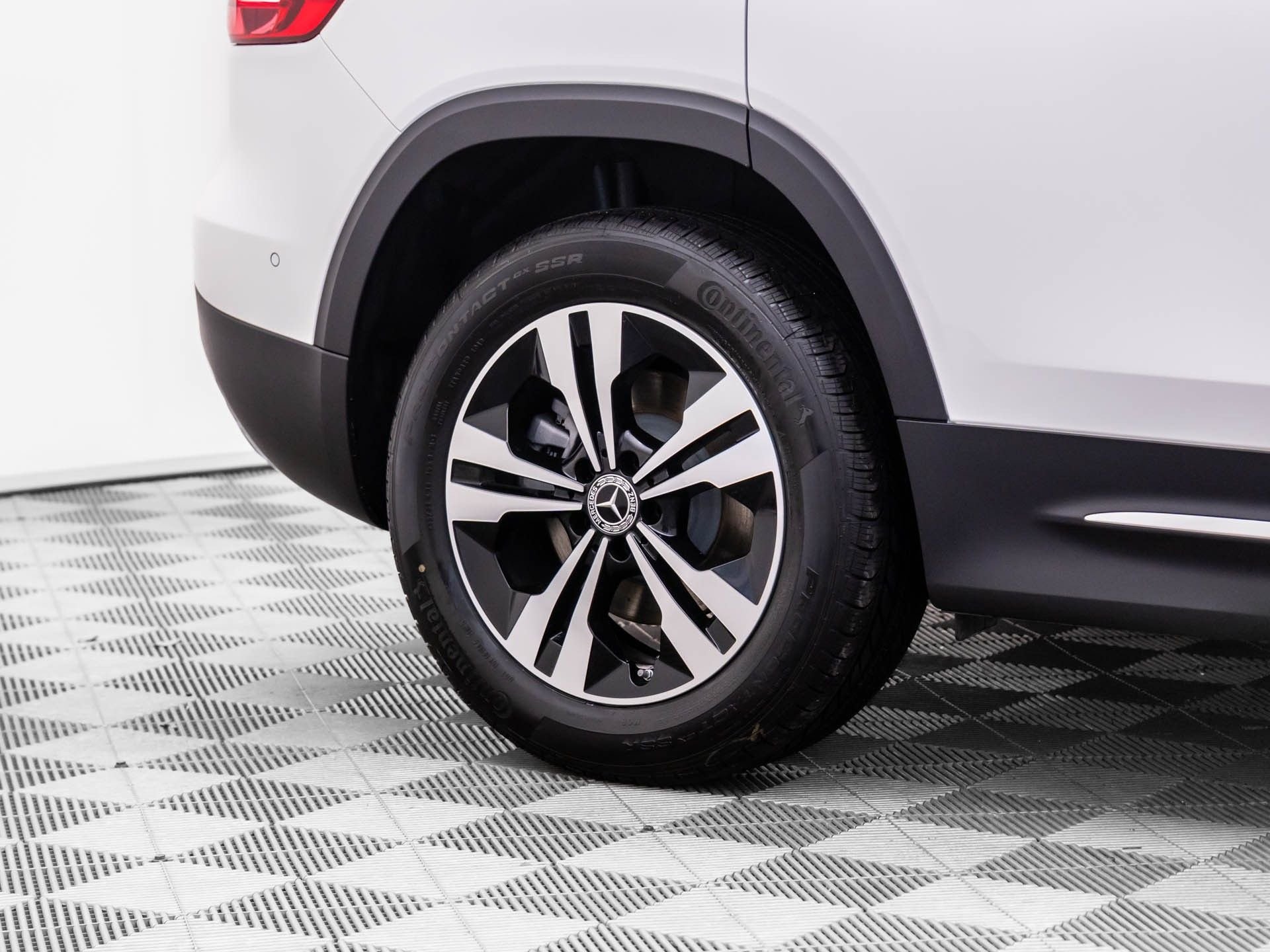 New 2026 Polar White Mercedes-Benz GLB 250 image 38